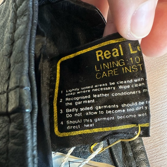 genuine leather skirt with nylon lining inside, size 8 (fits small) - Picture 3 of 4